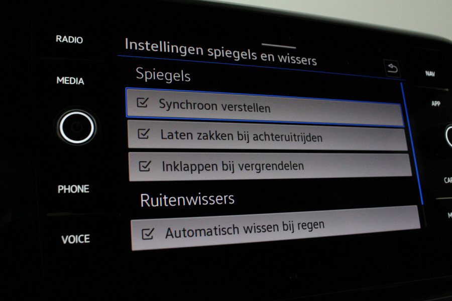 Volkswagen T-Roc 1.5 TSI Style 150pk Camera/Trekhaak/DSG/Stoelverwarming/Adapt.cruise Volkswagen T-Roc 1.5 TSI Style 150pk Camera/Trekhaak/DSG/Stoelverwarming/Adapt.cruise