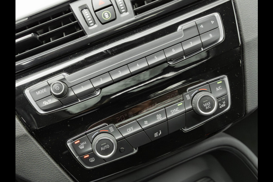 BMW X1 sDrive18i - Pano - Trekhaak - Navi Plus - LED