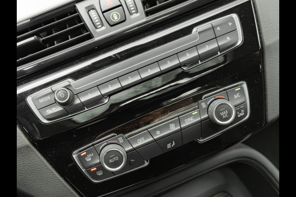 BMW X1 sDrive18i - Pano - Trekhaak - Navi Plus - LED