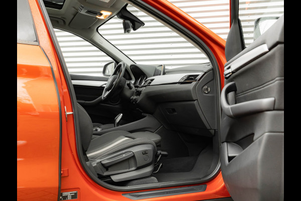 BMW X1 sDrive18i - Pano - Trekhaak - Navi Plus - LED
