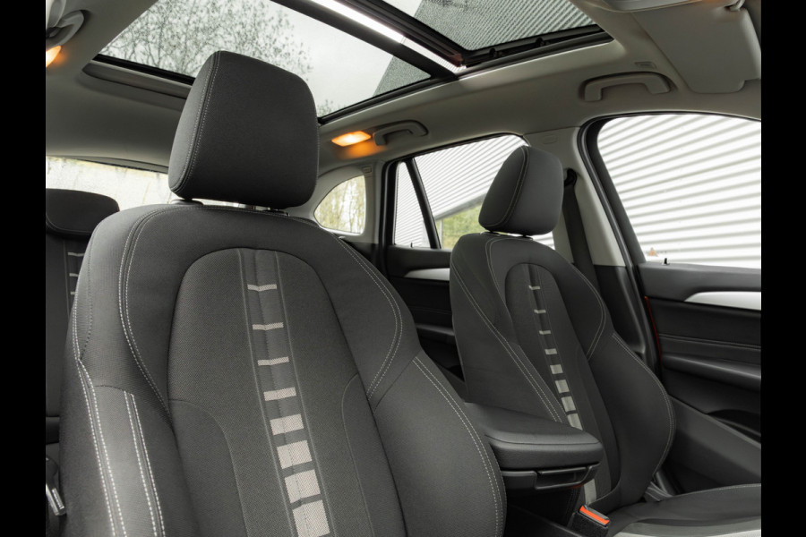 BMW X1 sDrive18i - Pano - Trekhaak - Navi Plus - LED