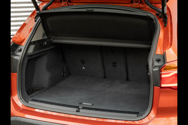 BMW X1 sDrive18i - Pano - Trekhaak - Navi Plus - LED