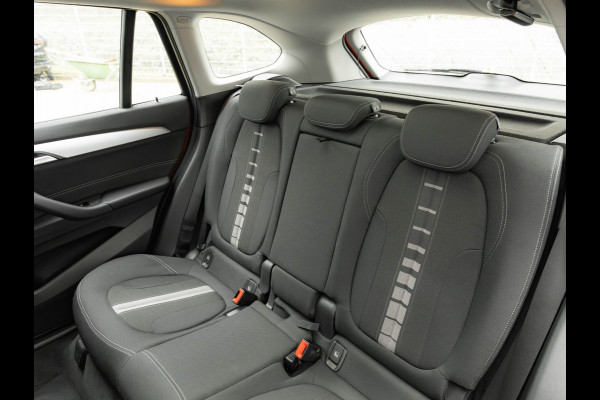 BMW X1 sDrive18i - Pano - Trekhaak - Navi Plus - LED