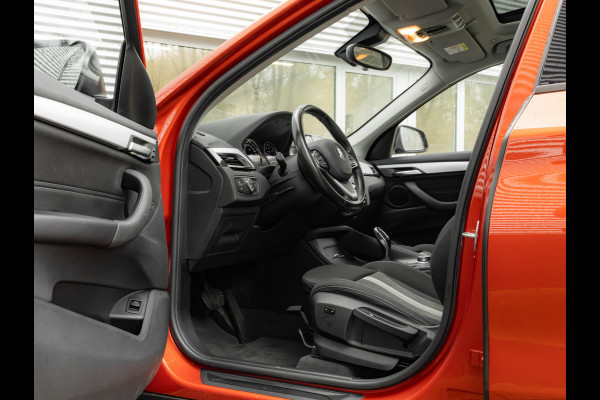 BMW X1 sDrive18i - Pano - Trekhaak - Navi Plus - LED