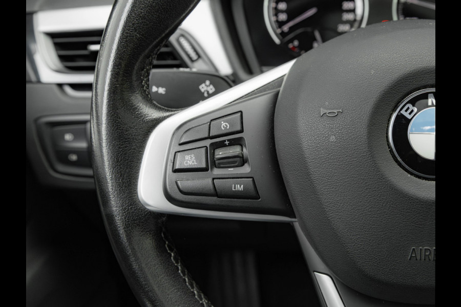 BMW X1 sDrive18i - Pano - Trekhaak - Navi Plus - LED
