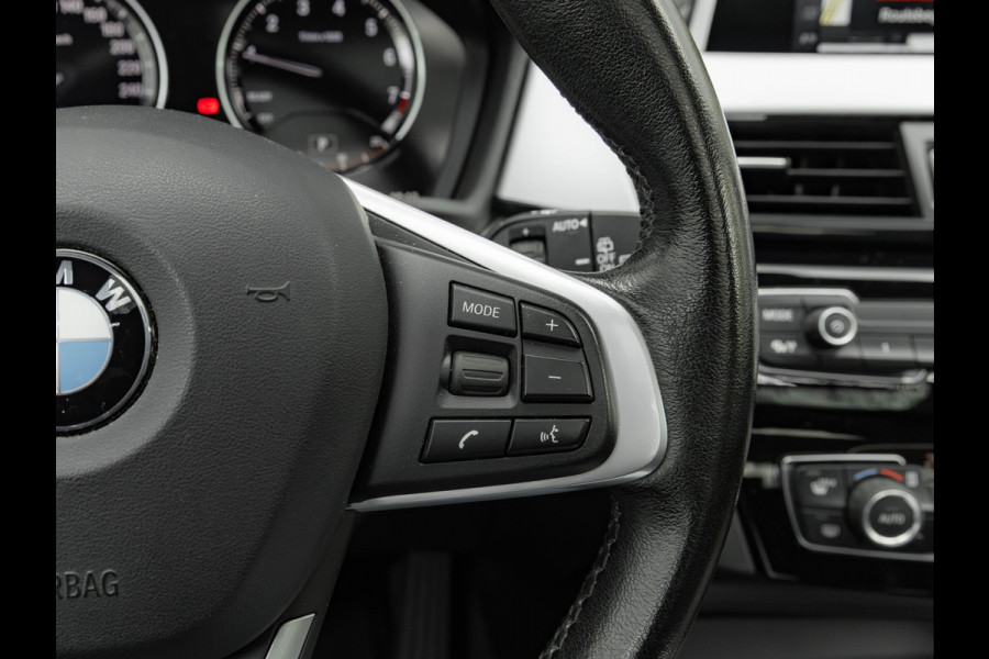 BMW X1 sDrive18i - Pano - Trekhaak - Navi Plus - LED
