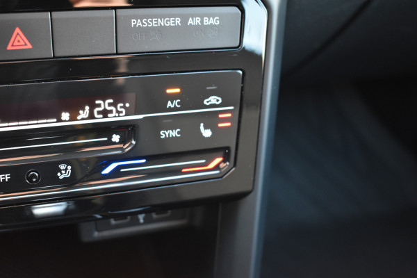 Volkswagen T-Cross 1.0 TSI Life Stoelverwarming Navigatie Automaat Parkeer camera Btw auto Carplay