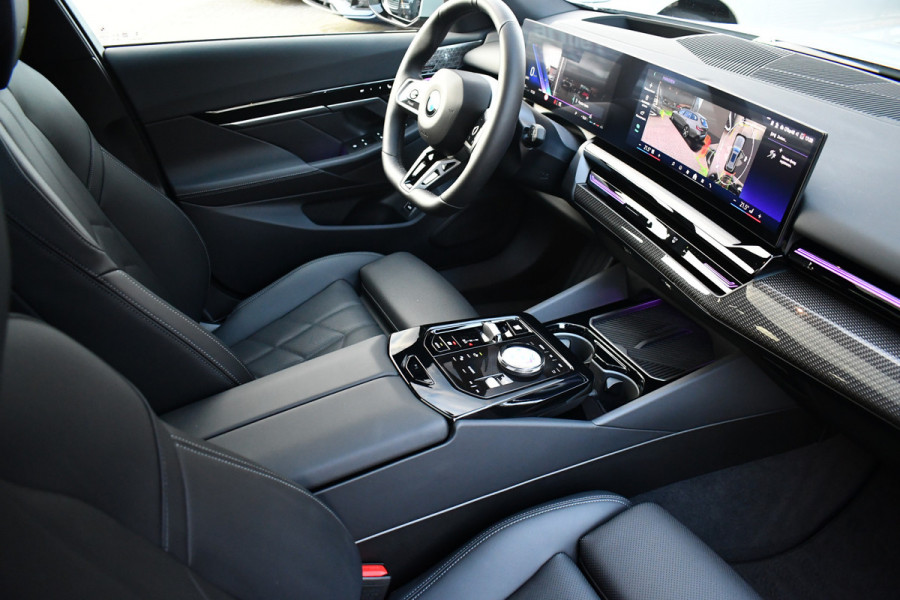 BMW 5 Serie Touring 520i M-Sport Pano Trekh B&W 21inch ACC 360 HUD Stoelventilatie Brooklyngrau