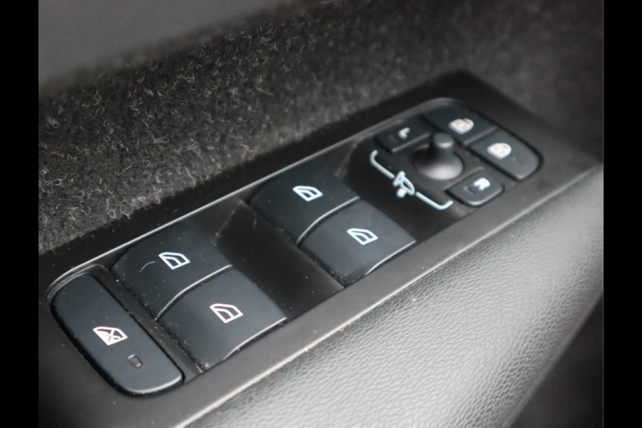 Volvo XC40 Recharge P8 AWD R-Design / SOH 92%