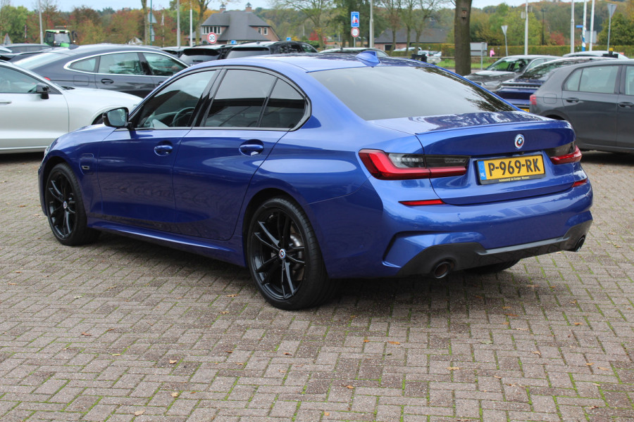 BMW 3-serie 320e Business Ed. M Sport / Camera / Leder / Harman Kardon / 19'' / CarPlay / DAB / Cruise Control BMW 3-serie 320e Business Ed. M Sport / Camera / Leder / Harman Kardon / 19'' / CarPlay / DAB / Cruise Control
