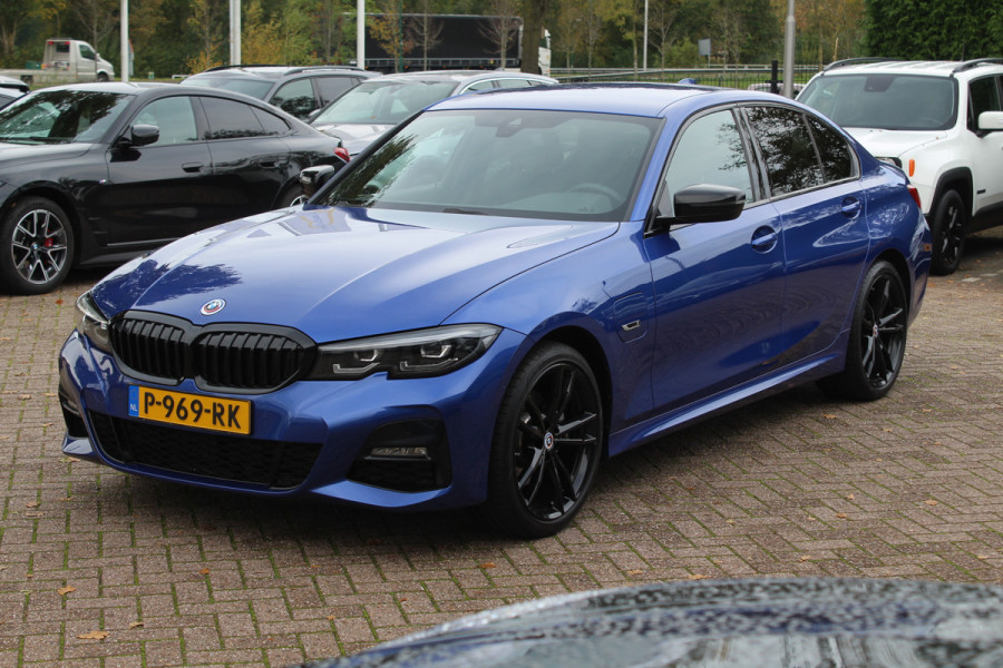 BMW 3-serie 320e Business Ed. M Sport / Camera / Leder / Harman Kardon / 19'' / CarPlay / DAB / Cruise Control BMW 3-serie 320e Business Ed. M Sport / Camera / Leder / Harman Kardon / 19'' / CarPlay / DAB / Cruise Control