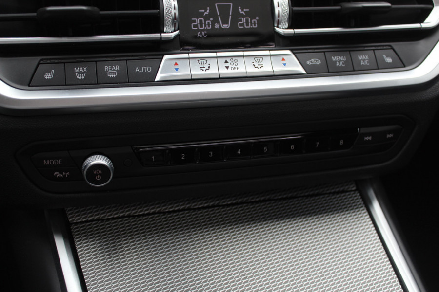 BMW 3-serie 320e Business Ed. M Sport / Camera / Leder / Harman Kardon / 19'' / CarPlay / DAB / Cruise Control BMW 3-serie 320e Business Ed. M Sport / Camera / Leder / Harman Kardon / 19'' / CarPlay / DAB / Cruise Control