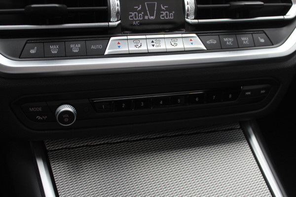 BMW 3-serie 320e Business Ed. M Sport / Camera / Leder / Harman Kardon / 19'' / CarPlay / DAB / Cruise Control BMW 3-serie 320e Business Ed. M Sport / Camera / Leder / Harman Kardon / 19'' / CarPlay / DAB / Cruise Control