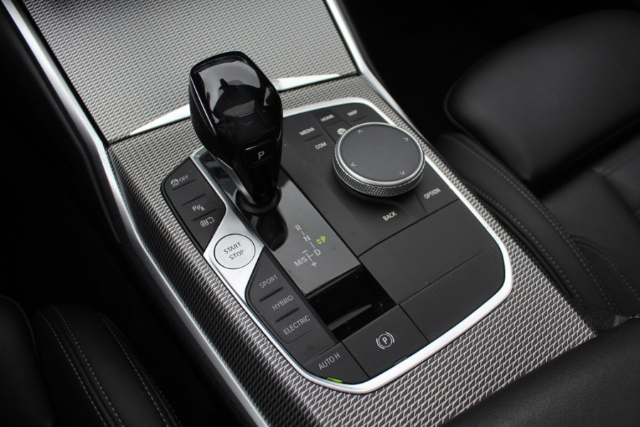 BMW 3-serie 320e Business Ed. M Sport / Camera / Leder / Harman Kardon / 19'' / CarPlay / DAB / Cruise Control BMW 3-serie 320e Business Ed. M Sport / Camera / Leder / Harman Kardon / 19'' / CarPlay / DAB / Cruise Control