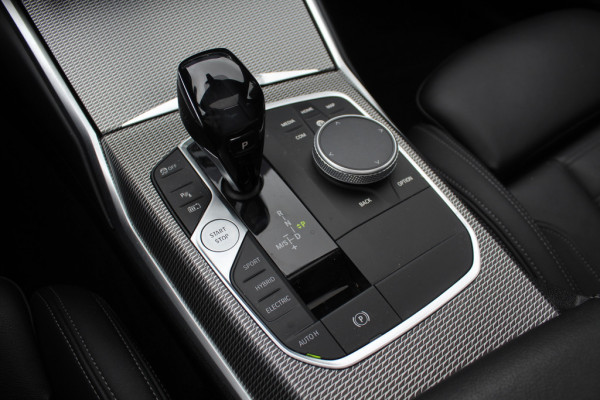 BMW 3-serie 320e Business Ed. M Sport / Camera / Leder / Harman Kardon / 19'' / CarPlay / DAB / Cruise Control BMW 3-serie 320e Business Ed. M Sport / Camera / Leder / Harman Kardon / 19'' / CarPlay / DAB / Cruise Control