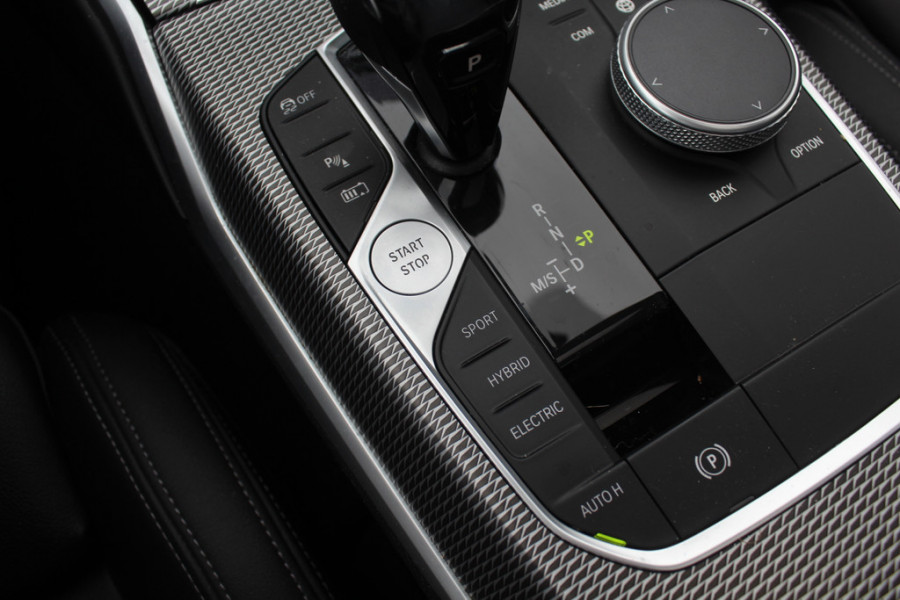 BMW 3-serie 320e Business Ed. M Sport / Camera / Leder / Harman Kardon / 19'' / CarPlay / DAB / Cruise Control BMW 3-serie 320e Business Ed. M Sport / Camera / Leder / Harman Kardon / 19'' / CarPlay / DAB / Cruise Control