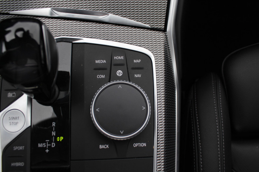 BMW 3-serie 320e Business Ed. M Sport / Camera / Leder / Harman Kardon / 19'' / CarPlay / DAB / Cruise Control BMW 3-serie 320e Business Ed. M Sport / Camera / Leder / Harman Kardon / 19'' / CarPlay / DAB / Cruise Control