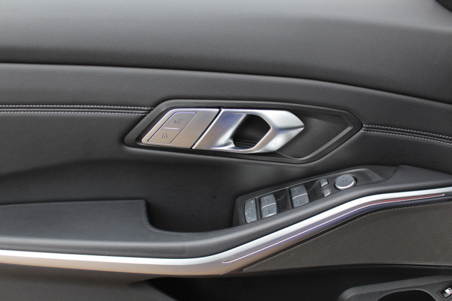 BMW 3-serie 320e Business Ed. M Sport / Camera / Leder / Harman Kardon / 19'' / CarPlay / DAB / Cruise Control BMW 3-serie 320e Business Ed. M Sport / Camera / Leder / Harman Kardon / 19'' / CarPlay / DAB / Cruise Control