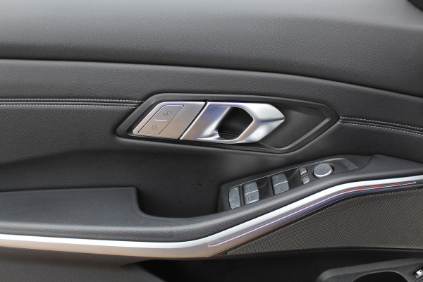 BMW 3-serie 320e Business Ed. M Sport / Camera / Leder / Harman Kardon / 19'' / CarPlay / DAB / Cruise Control BMW 3-serie 320e Business Ed. M Sport / Camera / Leder / Harman Kardon / 19'' / CarPlay / DAB / Cruise Control