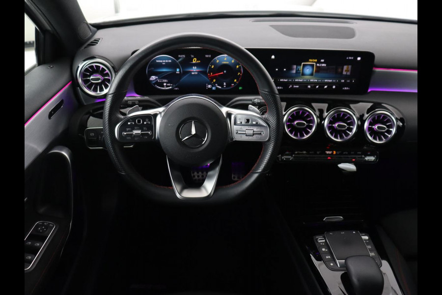 Mercedes-Benz A-Klasse 180 AMG | 66.100km NAP | Stoelverwarming | Camera | Sfeerverlichting | Leder/Alcantara | Navigatie | Full LED | Park Assist | Widescreen Mercedes-Benz A-Klasse 180 AMG | 66.100km NAP | Stoelverwarming | Camera | Sfeerverlichting | Leder/Alcantara | Navigatie | Full LED | Park Assist | Widescreen