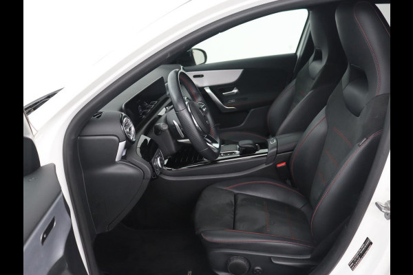 Mercedes-Benz A-Klasse 180 AMG | 66.100km NAP | Stoelverwarming | Camera | Sfeerverlichting | Leder/Alcantara | Navigatie | Full LED | Park Assist | Widescreen Mercedes-Benz A-Klasse 180 AMG | 66.100km NAP | Stoelverwarming | Camera | Sfeerverlichting | Leder/Alcantara | Navigatie | Full LED | Park Assist | Widescreen