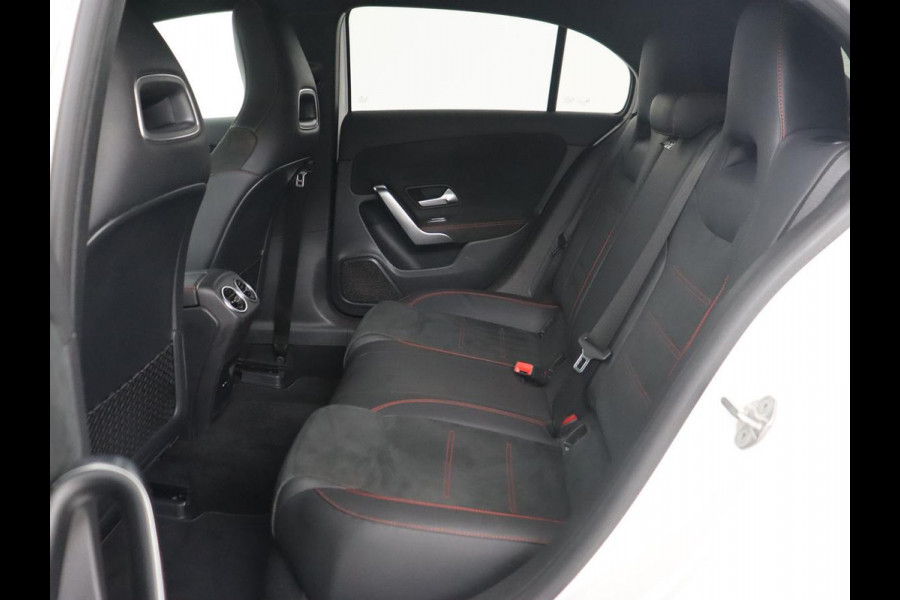 Mercedes-Benz A-Klasse 180 AMG | 66.100km NAP | Stoelverwarming | Camera | Sfeerverlichting | Leder/Alcantara | Navigatie | Full LED | Park Assist | Widescreen Mercedes-Benz A-Klasse 180 AMG | 66.100km NAP | Stoelverwarming | Camera | Sfeerverlichting | Leder/Alcantara | Navigatie | Full LED | Park Assist | Widescreen