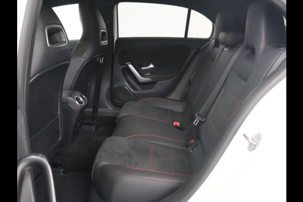 Mercedes-Benz A-Klasse 180 AMG | 66.100km NAP | Stoelverwarming | Camera | Sfeerverlichting | Leder/Alcantara | Navigatie | Full LED | Park Assist | Widescreen Mercedes-Benz A-Klasse 180 AMG | 66.100km NAP | Stoelverwarming | Camera | Sfeerverlichting | Leder/Alcantara | Navigatie | Full LED | Park Assist | Widescreen