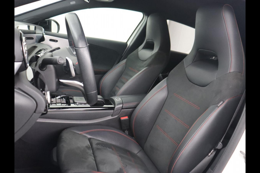 Mercedes-Benz A-Klasse 180 AMG | 66.100km NAP | Stoelverwarming | Camera | Sfeerverlichting | Leder/Alcantara | Navigatie | Full LED | Park Assist | Widescreen Mercedes-Benz A-Klasse 180 AMG | 66.100km NAP | Stoelverwarming | Camera | Sfeerverlichting | Leder/Alcantara | Navigatie | Full LED | Park Assist | Widescreen