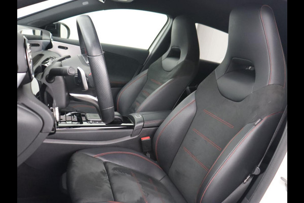 Mercedes-Benz A-Klasse 180 AMG | 66.100km NAP | Stoelverwarming | Camera | Sfeerverlichting | Leder/Alcantara | Navigatie | Full LED | Park Assist | Widescreen Mercedes-Benz A-Klasse 180 AMG | 66.100km NAP | Stoelverwarming | Camera | Sfeerverlichting | Leder/Alcantara | Navigatie | Full LED | Park Assist | Widescreen