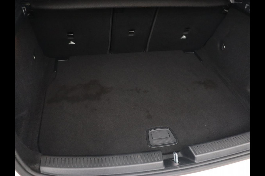 Mercedes-Benz A-Klasse 180 AMG | 66.100km NAP | Stoelverwarming | Camera | Sfeerverlichting | Leder/Alcantara | Navigatie | Full LED | Park Assist | Widescreen Mercedes-Benz A-Klasse 180 AMG | 66.100km NAP | Stoelverwarming | Camera | Sfeerverlichting | Leder/Alcantara | Navigatie | Full LED | Park Assist | Widescreen