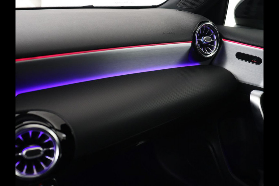 Mercedes-Benz A-Klasse 180 AMG | 66.100km NAP | Stoelverwarming | Camera | Sfeerverlichting | Leder/Alcantara | Navigatie | Full LED | Park Assist | Widescreen Mercedes-Benz A-Klasse 180 AMG | 66.100km NAP | Stoelverwarming | Camera | Sfeerverlichting | Leder/Alcantara | Navigatie | Full LED | Park Assist | Widescreen