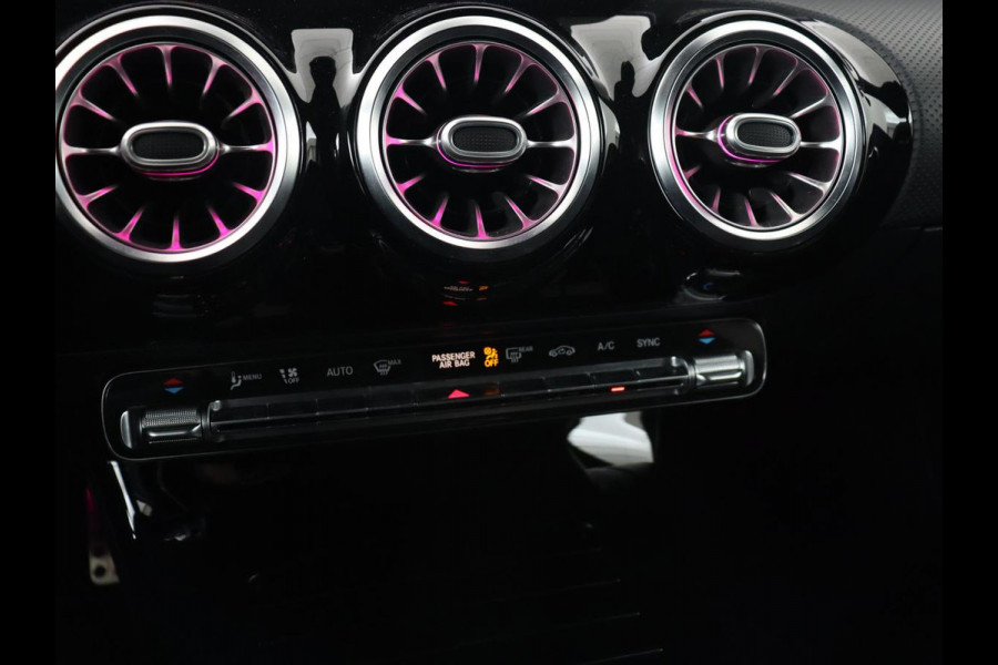 Mercedes-Benz A-Klasse 180 AMG | 66.100km NAP | Stoelverwarming | Camera | Sfeerverlichting | Leder/Alcantara | Navigatie | Full LED | Park Assist | Widescreen Mercedes-Benz A-Klasse 180 AMG | 66.100km NAP | Stoelverwarming | Camera | Sfeerverlichting | Leder/Alcantara | Navigatie | Full LED | Park Assist | Widescreen