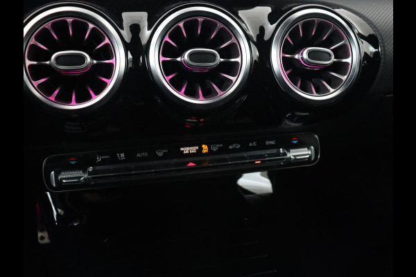 Mercedes-Benz A-Klasse 180 AMG | 66.100km NAP | Stoelverwarming | Camera | Sfeerverlichting | Leder/Alcantara | Navigatie | Full LED | Park Assist | Widescreen Mercedes-Benz A-Klasse 180 AMG | 66.100km NAP | Stoelverwarming | Camera | Sfeerverlichting | Leder/Alcantara | Navigatie | Full LED | Park Assist | Widescreen