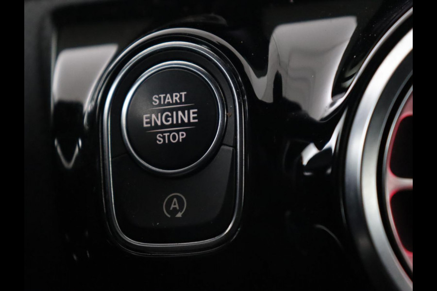 Mercedes-Benz A-Klasse 180 AMG | 66.100km NAP | Stoelverwarming | Camera | Sfeerverlichting | Leder/Alcantara | Navigatie | Full LED | Park Assist | Widescreen Mercedes-Benz A-Klasse 180 AMG | 66.100km NAP | Stoelverwarming | Camera | Sfeerverlichting | Leder/Alcantara | Navigatie | Full LED | Park Assist | Widescreen