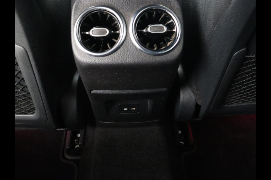 Mercedes-Benz A-Klasse 180 AMG | 66.100km NAP | Stoelverwarming | Camera | Sfeerverlichting | Leder/Alcantara | Navigatie | Full LED | Park Assist | Widescreen Mercedes-Benz A-Klasse 180 AMG | 66.100km NAP | Stoelverwarming | Camera | Sfeerverlichting | Leder/Alcantara | Navigatie | Full LED | Park Assist | Widescreen