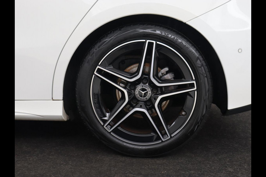 Mercedes-Benz A-Klasse 180 AMG | 66.100km NAP | Stoelverwarming | Camera | Sfeerverlichting | Leder/Alcantara | Navigatie | Full LED | Park Assist | Widescreen Mercedes-Benz A-Klasse 180 AMG | 66.100km NAP | Stoelverwarming | Camera | Sfeerverlichting | Leder/Alcantara | Navigatie | Full LED | Park Assist | Widescreen