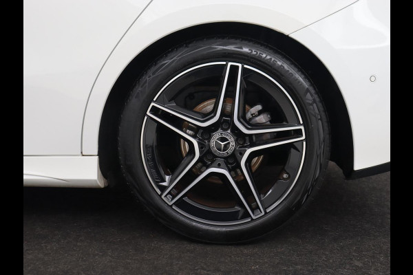 Mercedes-Benz A-Klasse 180 AMG | 66.100km NAP | Stoelverwarming | Camera | Sfeerverlichting | Leder/Alcantara | Navigatie | Full LED | Park Assist | Widescreen Mercedes-Benz A-Klasse 180 AMG | 66.100km NAP | Stoelverwarming | Camera | Sfeerverlichting | Leder/Alcantara | Navigatie | Full LED | Park Assist | Widescreen