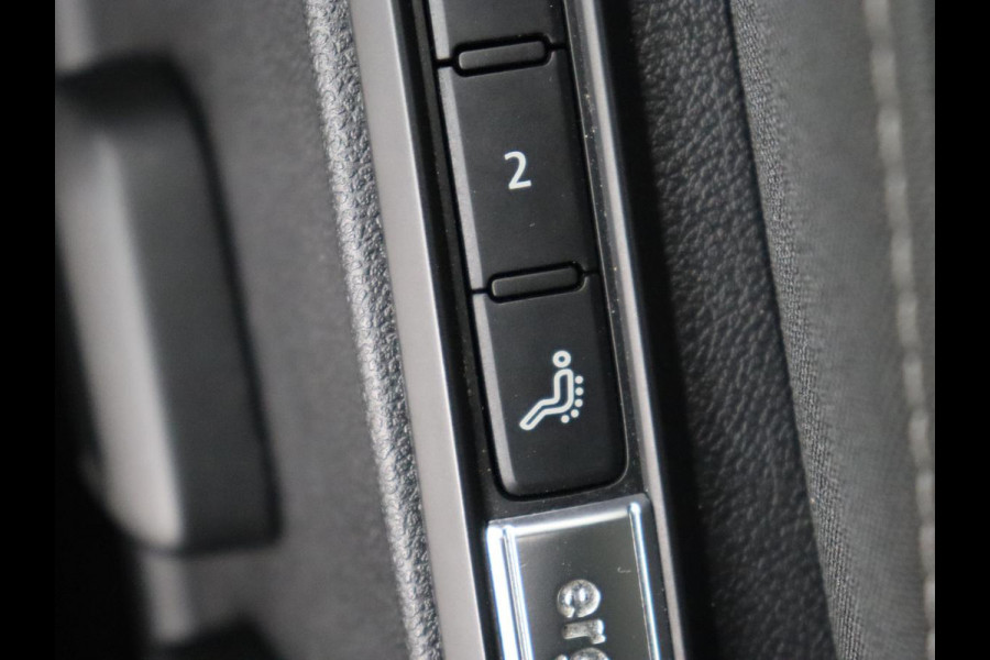 Volkswagen Golf 1.5 eTSI Style | Panoramadak | Stoelverwarming | Trekhaak | Massage | Matrix LED | Camera | Carplay | Keyless | Demping Adaptief | Memory | Navigatie | Park Assist | File Assistent Volkswagen Golf 1.5 eTSI Style | Panoramadak | Stoelverwarming | Trekhaak | Massage | Matrix LED | Camera | Carplay | Keyless | Demping Adaptief | Memory | Navigatie | Park Assist | File Assistent