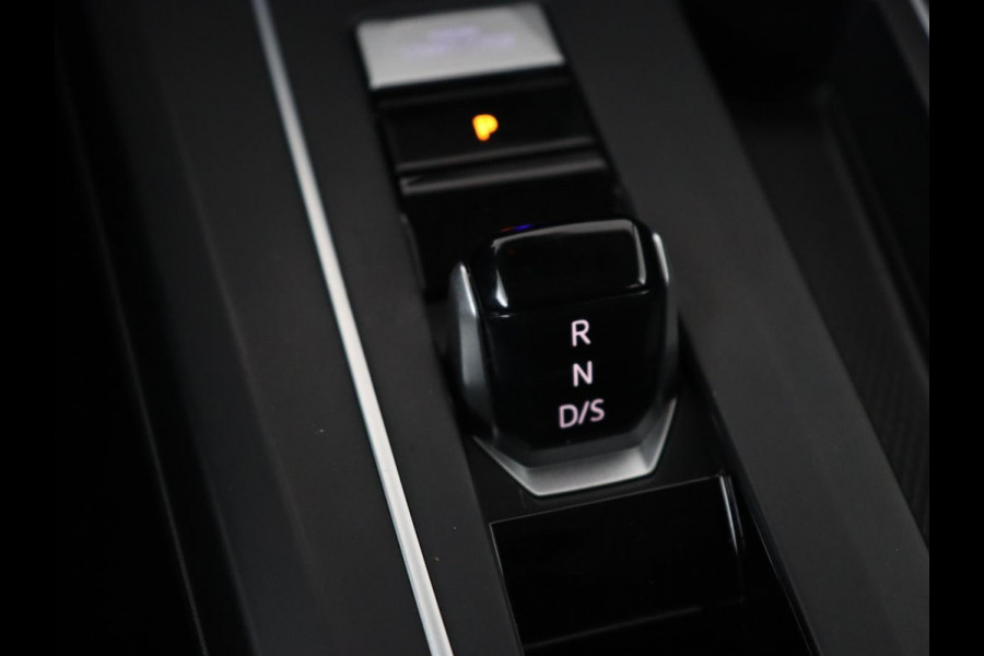 Volkswagen Golf 1.5 eTSI Style | Panoramadak | Stoelverwarming | Trekhaak | Massage | Matrix LED | Camera | Carplay | Keyless | Demping Adaptief | Memory | Navigatie | Park Assist | File Assistent Volkswagen Golf 1.5 eTSI Style | Panoramadak | Stoelverwarming | Trekhaak | Massage | Matrix LED | Camera | Carplay | Keyless | Demping Adaptief | Memory | Navigatie | Park Assist | File Assistent