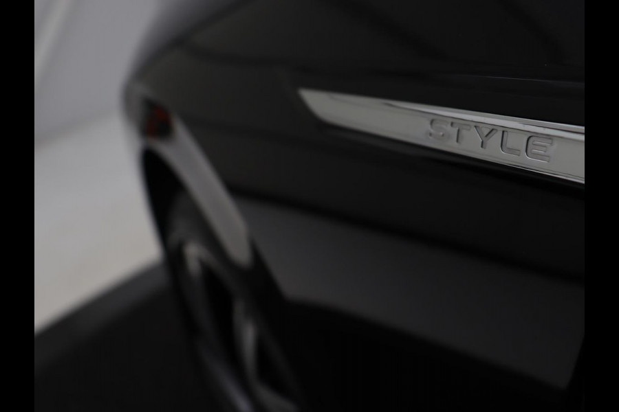 Volkswagen Golf 1.5 eTSI Style | Panoramadak | Stoelverwarming | Trekhaak | Massage | Matrix LED | Camera | Carplay | Keyless | Demping Adaptief | Memory | Navigatie | Park Assist | File Assistent Volkswagen Golf 1.5 eTSI Style | Panoramadak | Stoelverwarming | Trekhaak | Massage | Matrix LED | Camera | Carplay | Keyless | Demping Adaptief | Memory | Navigatie | Park Assist | File Assistent