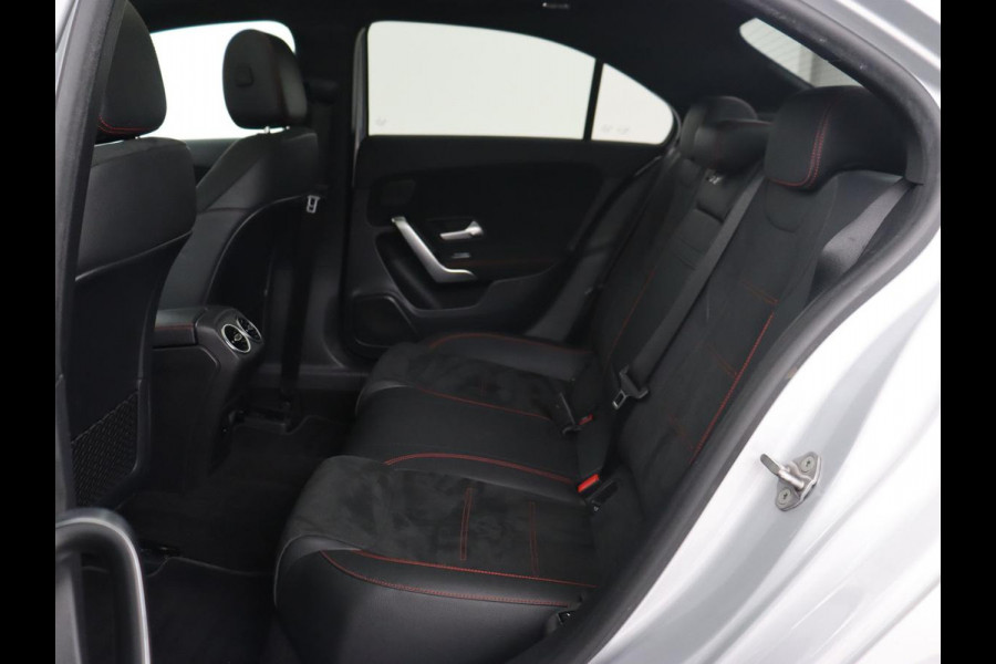 Mercedes-Benz A-Klasse 200 AMG | Panoramadak | Carplay | Memory | Matrix LED | Leder/Alcantara | Keyless | Sfeerverlichting | Camera | Park Assist | Navigatie | Widescreen Mercedes-Benz A-Klasse 200 AMG | Panoramadak | Carplay | Memory | Matrix LED | Leder/Alcantara | Keyless | Sfeerverlichting | Camera | Park Assist | Navigatie | Widescreen