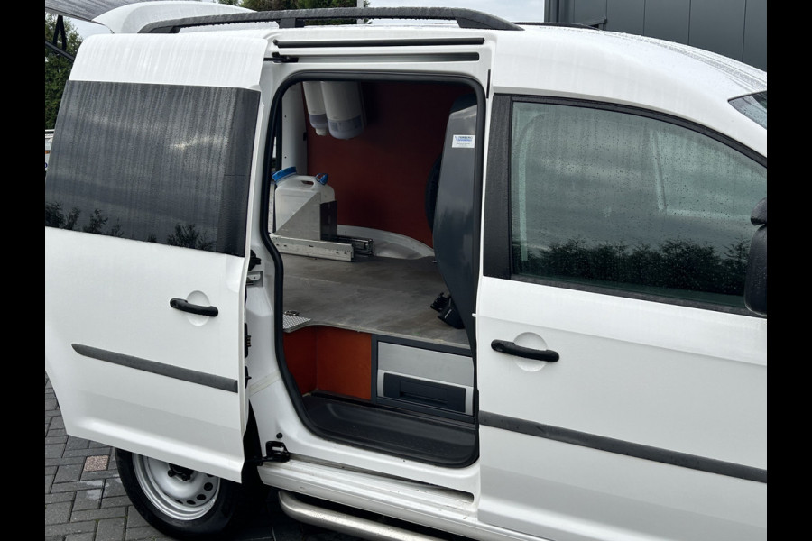 Volkswagen Caddy 2.0 TDI 123 PK / L1H1 / 4x4 / 4Motion / 1e EIG. / ACHTERKLEP / TREKHAAK / INRICHTING / AIRCO / CRUISE / NAVI / APPLE CARPLAY