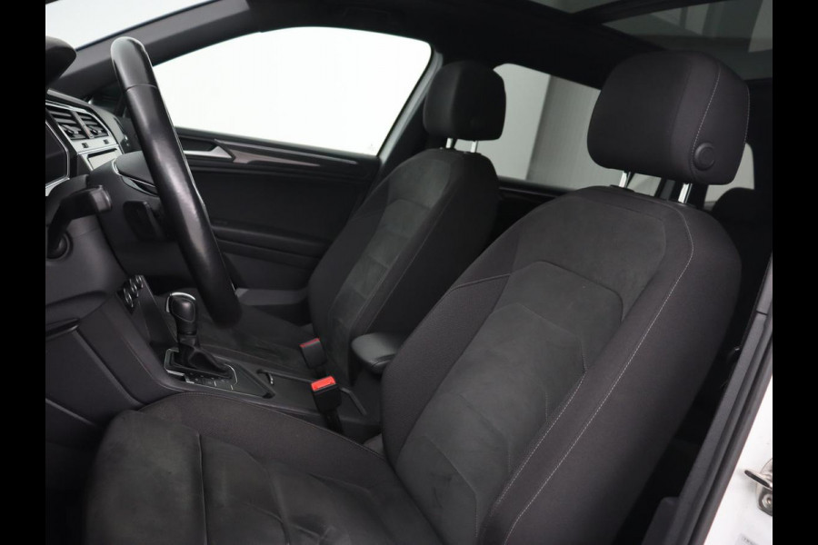 Volkswagen Tiguan Allspace 1.5 TSI R Line 7-Persoons | Panoramadak | Stoelverwarming | Trekhaak | Massage | Keyless | 19'' | Camera | Carplay | Adaptive cruise | Full LED | Navigatie Volkswagen Tiguan Allspace 1.5 TSI R Line 7-Persoons | Panoramadak | Stoelverwarming | Trekhaak | Massage | Keyless | 19'' | Camera | Carplay | Adaptive cruise | Full LED | Navigatie