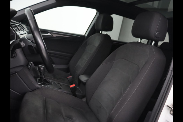 Volkswagen Tiguan Allspace 1.5 TSI R Line 7-Persoons | Panoramadak | Stoelverwarming | Trekhaak | Massage | Keyless | 19'' | Camera | Carplay | Adaptive cruise | Full LED | Navigatie Volkswagen Tiguan Allspace 1.5 TSI R Line 7-Persoons | Panoramadak | Stoelverwarming | Trekhaak | Massage | Keyless | 19'' | Camera | Carplay | Adaptive cruise | Full LED | Navigatie