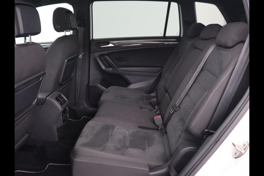Volkswagen Tiguan Allspace 1.5 TSI R Line 7-Persoons | Panoramadak | Stoelverwarming | Trekhaak | Massage | Keyless | 19'' | Camera | Carplay | Adaptive cruise | Full LED | Navigatie Volkswagen Tiguan Allspace 1.5 TSI R Line 7-Persoons | Panoramadak | Stoelverwarming | Trekhaak | Massage | Keyless | 19'' | Camera | Carplay | Adaptive cruise | Full LED | Navigatie