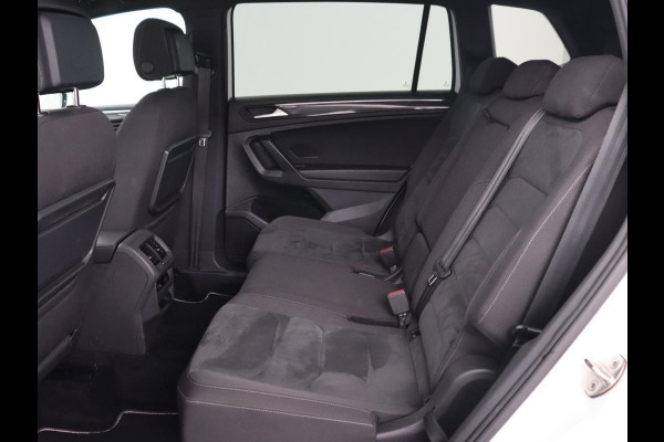 Volkswagen Tiguan Allspace 1.5 TSI R Line 7-Persoons | Panoramadak | Stoelverwarming | Trekhaak | Massage | Keyless | 19'' | Camera | Carplay | Adaptive cruise | Full LED | Navigatie Volkswagen Tiguan Allspace 1.5 TSI R Line 7-Persoons | Panoramadak | Stoelverwarming | Trekhaak | Massage | Keyless | 19'' | Camera | Carplay | Adaptive cruise | Full LED | Navigatie