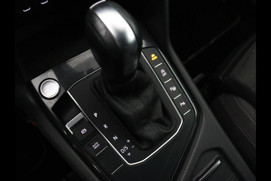 Volkswagen Tiguan Allspace 1.5 TSI R Line 7-Persoons | Panoramadak | Stoelverwarming | Trekhaak | Massage | Keyless | 19'' | Camera | Carplay | Adaptive cruise | Full LED | Navigatie Volkswagen Tiguan Allspace 1.5 TSI R Line 7-Persoons | Panoramadak | Stoelverwarming | Trekhaak | Massage | Keyless | 19'' | Camera | Carplay | Adaptive cruise | Full LED | Navigatie