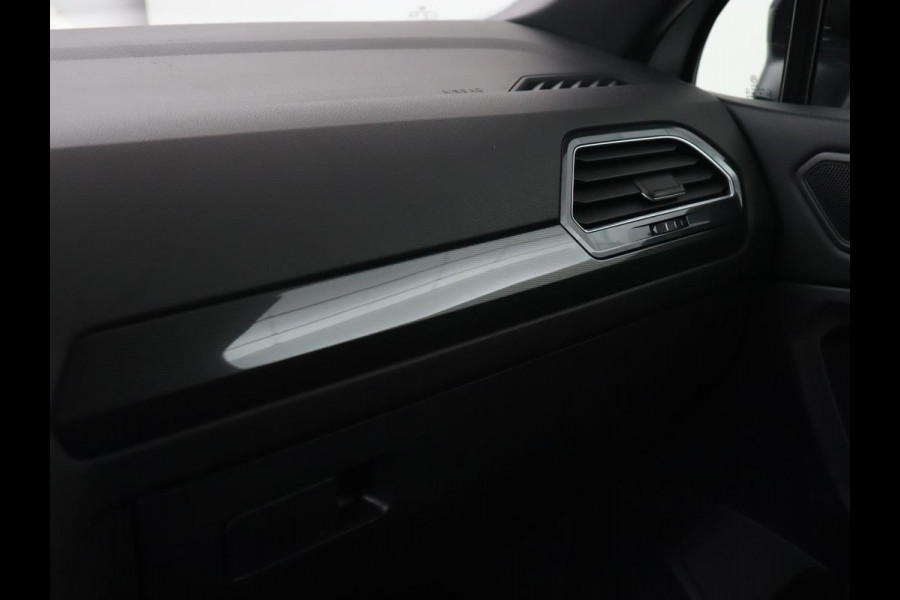 Volkswagen Tiguan Allspace 1.5 TSI R Line 7-Persoons | Panoramadak | Stoelverwarming | Trekhaak | Massage | Keyless | 19'' | Camera | Carplay | Adaptive cruise | Full LED | Navigatie Volkswagen Tiguan Allspace 1.5 TSI R Line 7-Persoons | Panoramadak | Stoelverwarming | Trekhaak | Massage | Keyless | 19'' | Camera | Carplay | Adaptive cruise | Full LED | Navigatie