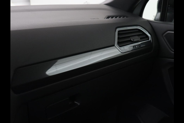 Volkswagen Tiguan Allspace 1.5 TSI R Line 7-Persoons | Panoramadak | Stoelverwarming | Trekhaak | Massage | Keyless | 19'' | Camera | Carplay | Adaptive cruise | Full LED | Navigatie Volkswagen Tiguan Allspace 1.5 TSI R Line 7-Persoons | Panoramadak | Stoelverwarming | Trekhaak | Massage | Keyless | 19'' | Camera | Carplay | Adaptive cruise | Full LED | Navigatie