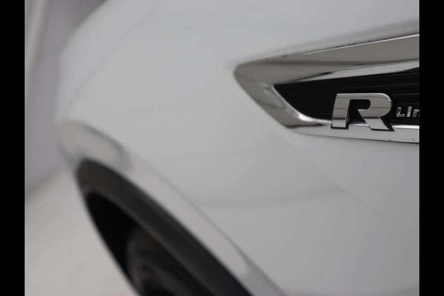 Volkswagen Tiguan Allspace 1.5 TSI R Line 7-Persoons | Panoramadak | Stoelverwarming | Trekhaak | Massage | Keyless | 19'' | Camera | Carplay | Adaptive cruise | Full LED | Navigatie Volkswagen Tiguan Allspace 1.5 TSI R Line 7-Persoons | Panoramadak | Stoelverwarming | Trekhaak | Massage | Keyless | 19'' | Camera | Carplay | Adaptive cruise | Full LED | Navigatie